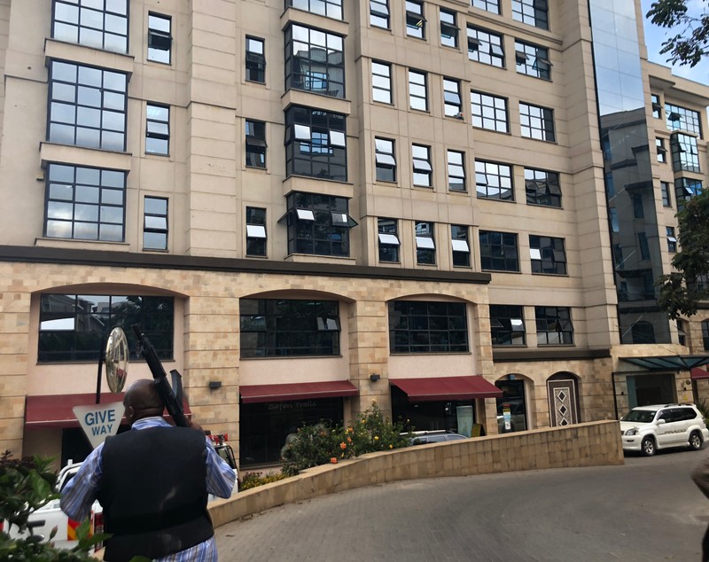 FOTO | Atac terorist cu explozii și focuri de armă la un hotel de lux din Kenya. "Oamenii fugeau speriați"