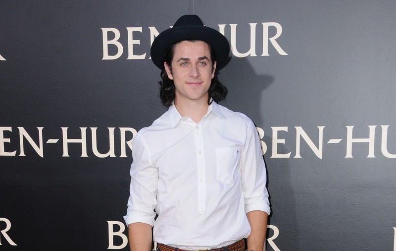 David Henrie, actor cunoscut din serialele Disney, a fost arestat după ce a intrat cu arma pe aeroportul din Los Angeles