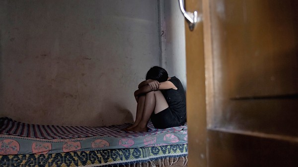 Cazul tinerei cu autism sechestrată, bătută și rasă în cap de iubitul găsit pe o rețea de socializare. Imagine ilustrativă. Sursa foto: Shutterstock
