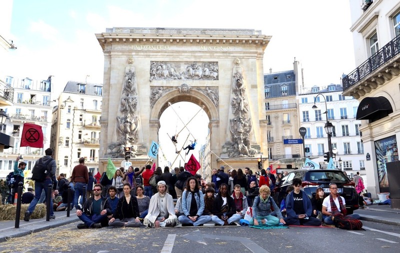 VIDEO | Sute de militanți și susținători ai unei organizații ecologiste protestează la Paris: „Lumea aceasta este pe moarte”