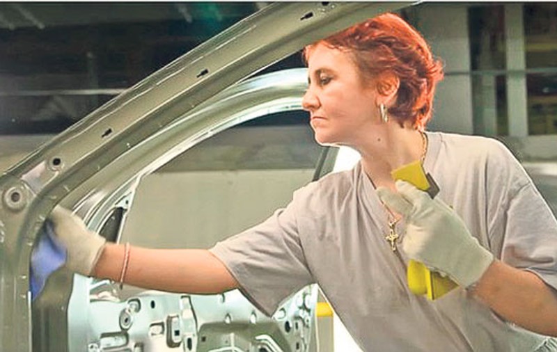 Ea a vopsit 3,3 milioane de Dacii! Ioana Nicolae «dă culoare», de 25 de ani, maşinilor fabricate la Mioveni