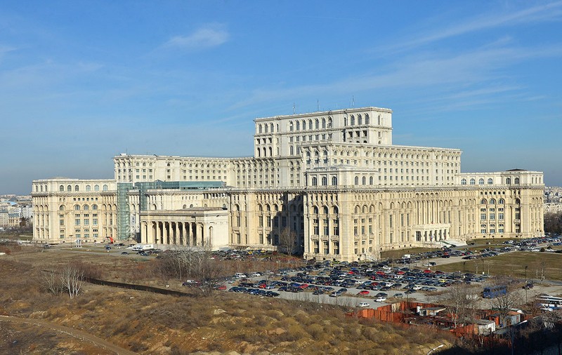 De sub Palatul Parlamentului se fură cablurile de curent electric pentru cupru, iar poliţia a pus camere video în catacombe. Ce pedepse au primit hoţii prinşi în flagrant delict