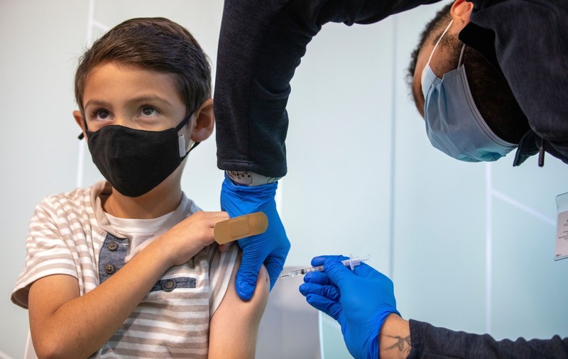 De ce copiii primesc doze mai mici de vaccin anti-COVID decât adulții. Explicațiile experților americani