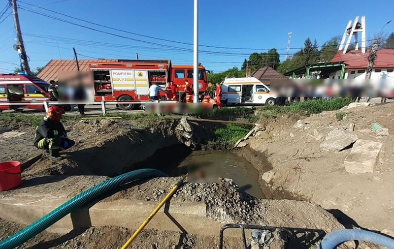 Doi copii de 4 și 6 ani au murit înecați după ce au căzut într-un fost canal din Huedin