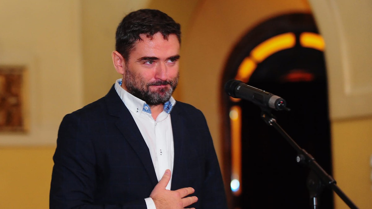 https://www.facebook.com/liviuplesoianu.oficial/