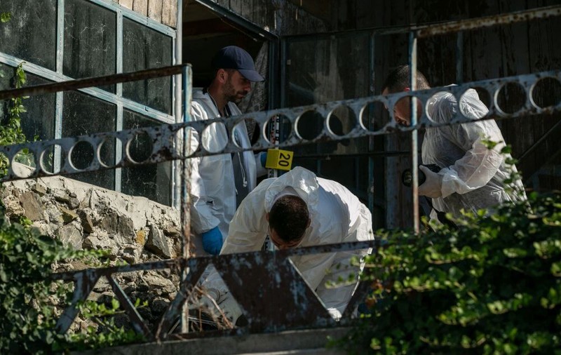 Anchetatorii au reluat astăzi cercetările în casa criminalului din Caracal, în prezența lui Gheorghe Dincă