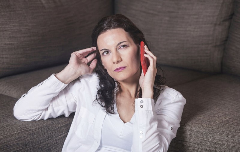O mamă care a vorbit aproape o oră la telefon și-a găsit fetița de un an moartă în baie