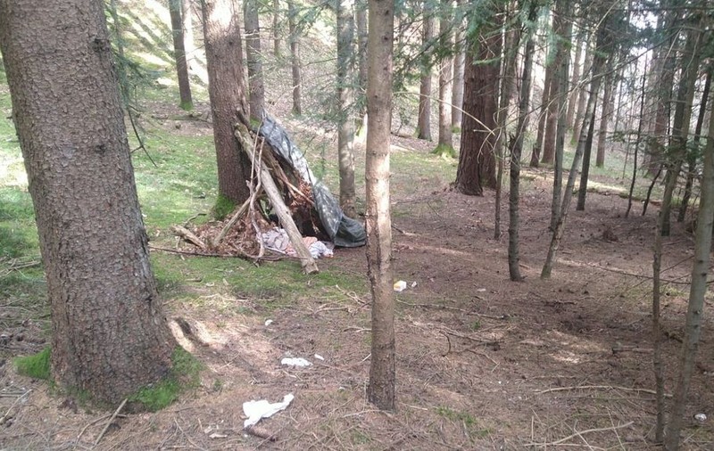 Român scos din bârlogul lui din pădure, unde trăia de mai mult de o lună. De un an locuia între copaci, în diferite zone din Austria