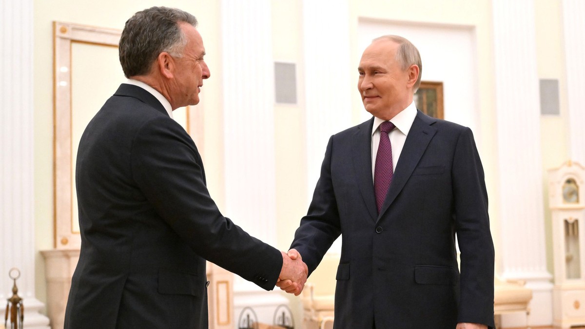 Steve Witkoff (stânga), primit la Kremlin de Vladimir Putin (dreapta) Foto: Hepta