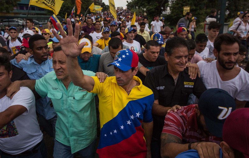 Proteste violente în Venezuela împotriva președintelui. Un polițist a fost ucis, iar 120 de oameni au fost răniți