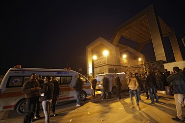 Ambulanțele palestiniene care așteaptă să treacă în Egipt prin granița de la Rafah | Foto: EPA