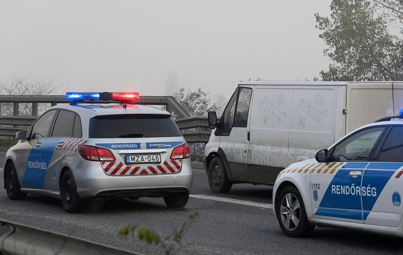 Două persoane au murit și șase au fost rănite în sudul Ungariei. Mașina care transporta migranți ilegali s-a răsturnat la granița cu Serbia
