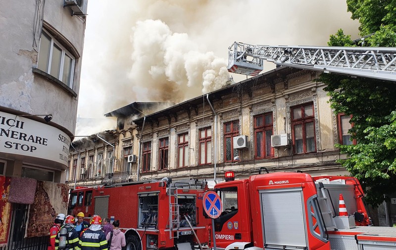 Incendiu puternic în centrul Bucureștiului, la o clădire de două etaje