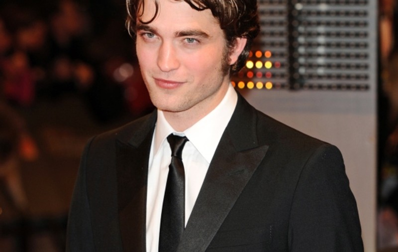 Pattinson le spune tuturor că e singur şi că nu are o relaţie cu Kristen Stewart