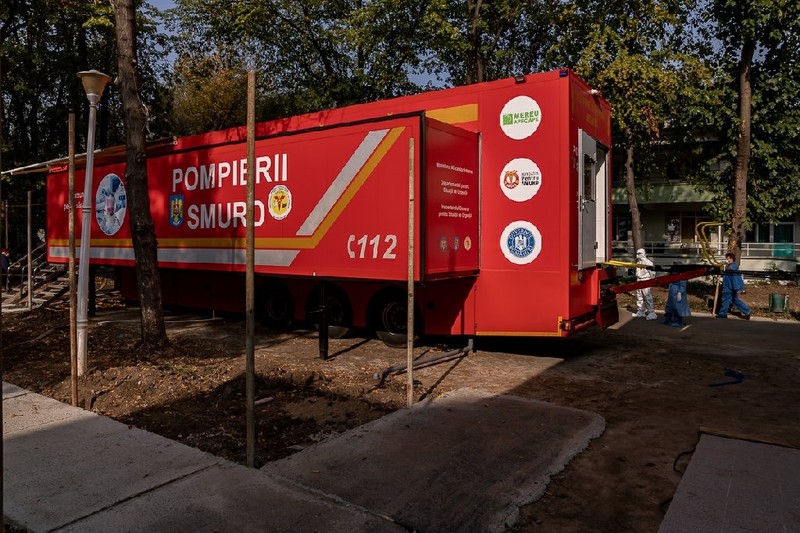 Unitatea mobilă de ATI din curtea Institutului Marius Nasta | Foto: Eli Driu