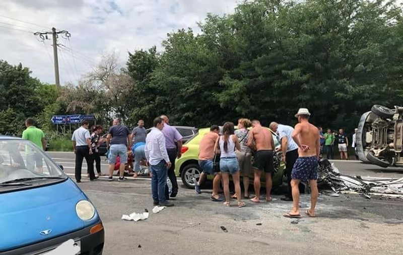 Grav accident rutier pe DN 39, spre stațiunea Costinești. Un adolescent de 17 ani în comă a fost preluat de elicopter/ FOTO