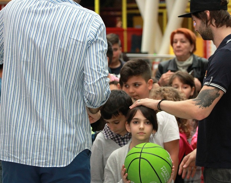 Virgil Stănescu, președintele echipei de baschet Steaua, a dat lecții de baschet în mall