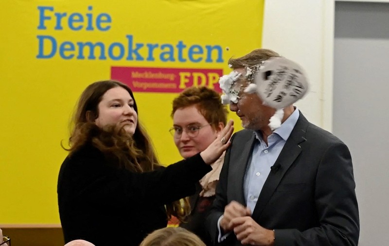 Christian Lindner, liderul Partidului Liber Democrat din Germania, atacat cu „tort”, la o acțiune electorală: „Măcar de era gustos” | VIDEO