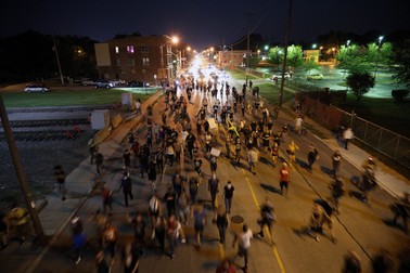 Protestatari pe o stradă din orașul Kenosha după împușcarea lui Jacob Blake | Foto: Tayfun Coskun / Anadolu Agency/ABACAPRESS.COM