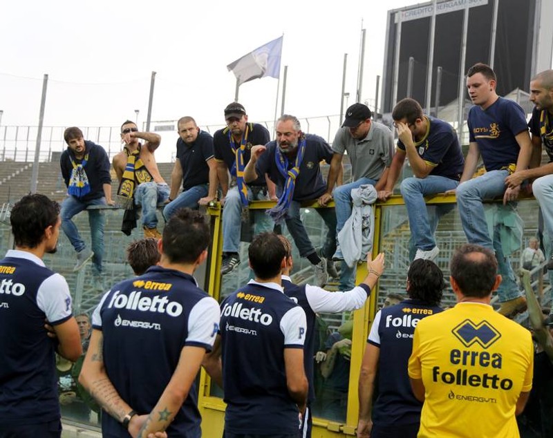 VIDEO & FOTO / Fanii Parmei i-au băgat în şedinţă pe jucători, după înfrângerea cu Atalanta!
