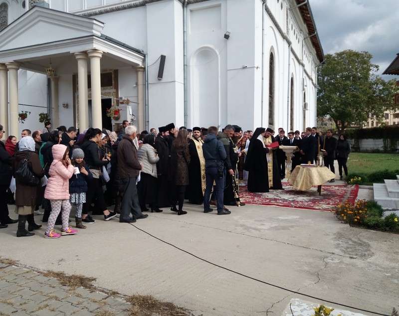 Doi ani de la tragedia din Colectiv! Doar câteva zeci de persoane, la slujba de pomenire din fața clubului ucigaș. Prea puțini oameni pentru un Colectiv așa de mare!
