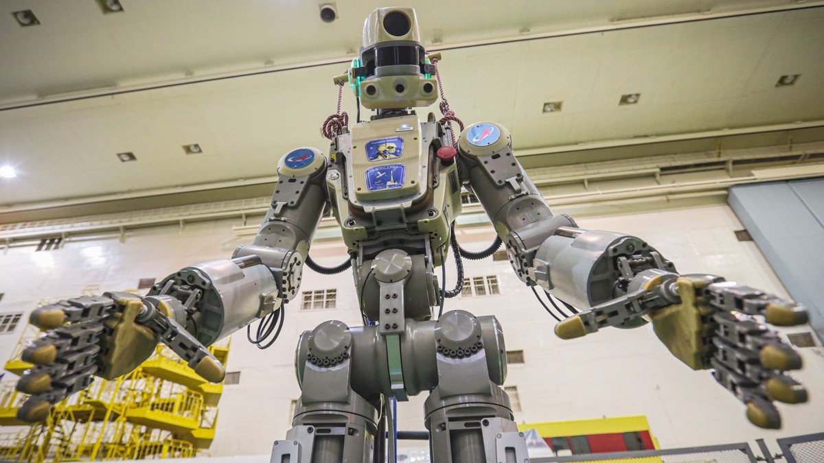 Automatizarea va putea înlocui jumătate dintre locurile de muncă din România. Peste 4,5 milioane de joburi, puse în pericol. Robot industrial