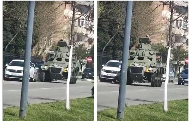 VIDEO | Două mașini avariate de un autovehicul istoric în Râmnicu Vâlcea