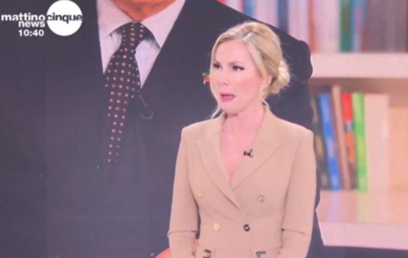 VIDEO. Momentul în care o prezentatoare TV izbucnește în plâns când anunță moartea lui Silvio Berlusconi