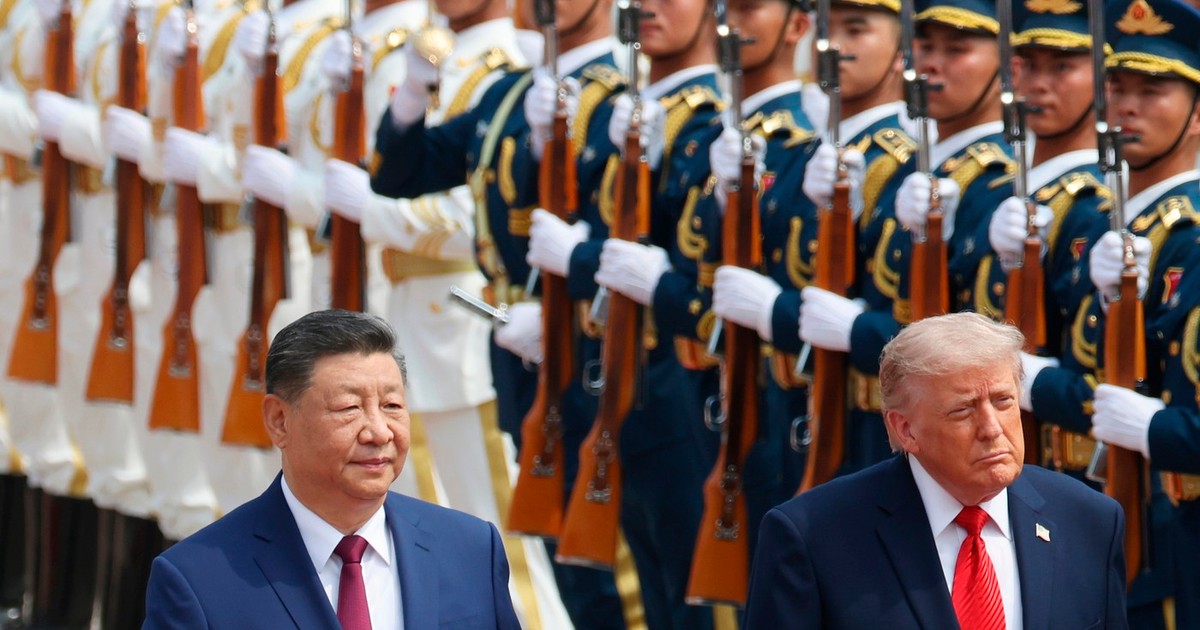 Xi Jinping și Donald Trump merg umar la umar prin fata soldatilor chinezi care asigura garda de onoare