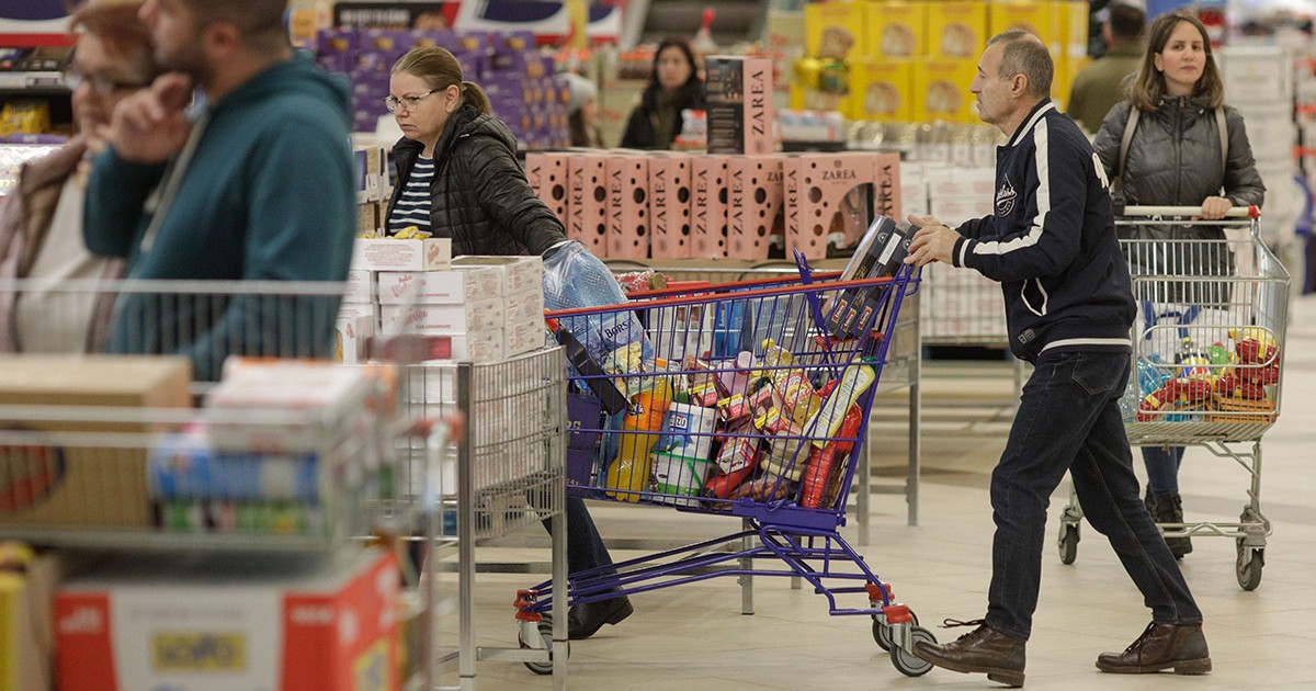 Persoane fac cumpărături într-un supermarket din București, 30 noiembrie 2023.