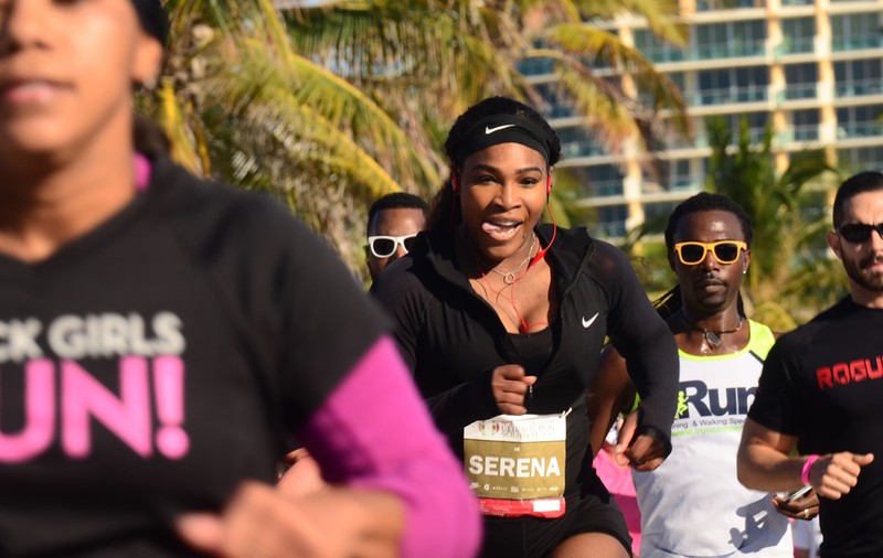 Serena Williams a trecut linia de sosire într-un taxi la un cros de 5 km pe care l-a organizat / VIDEO