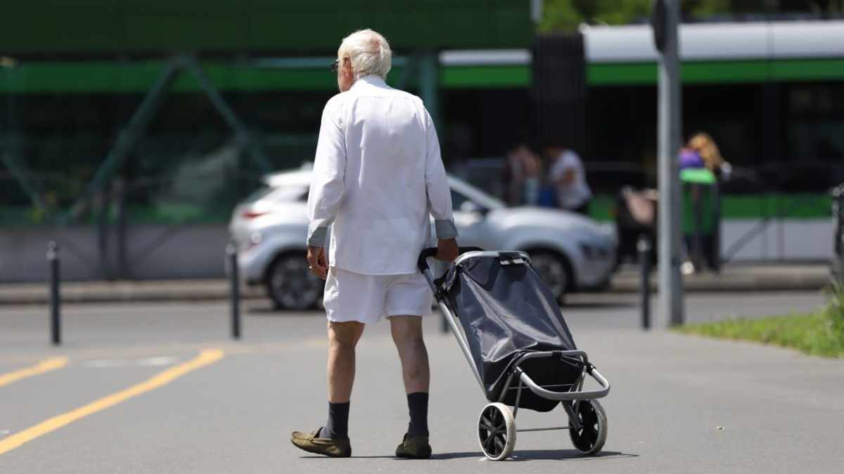 Un pensionar merge la piață, București, iulie 2026. Foto: Libertatea/ Dumitru Angelescu