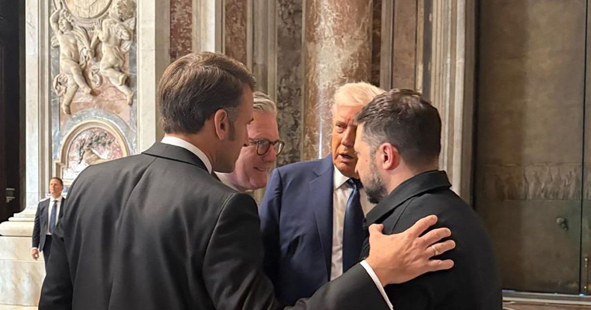 Președintele Franței, Emmanuel Macron (cu spatele), prim-ministrul Marii Britanii, Keir Starmer, și președintele SUA, Donald Trump, discută cu președintele Ucrainei, Volodimir Zelenski, la înmormântarea Papei Francisc la Bazilica Sfântul Petru din Vatican, 26 aprilie 2025.