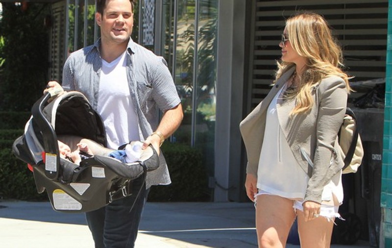 Hilary Duff, grasă, dar frumoasă. Uite-o la plimbare cu fiul ei!  | FOTO