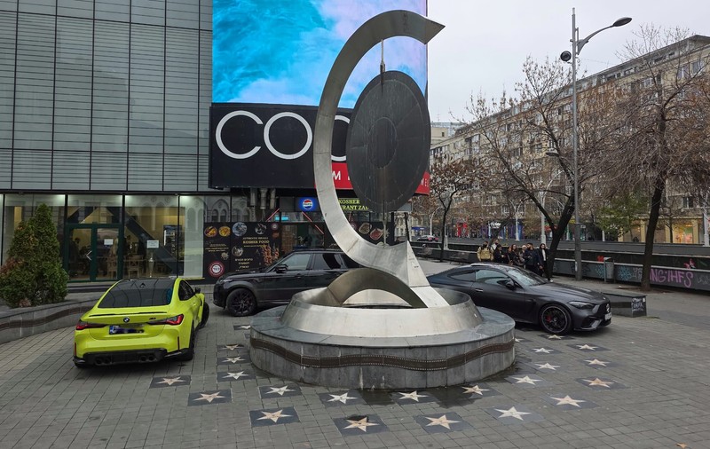 Cu roata pe steaua lui Dem Rădulescu: mașini parcate pe Aleea Celebrităților, lângă magazinul Cocor
