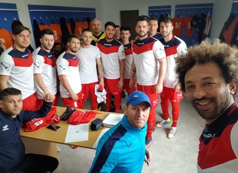 Kamara alături de echipa sa în vestiar înaintea meciului