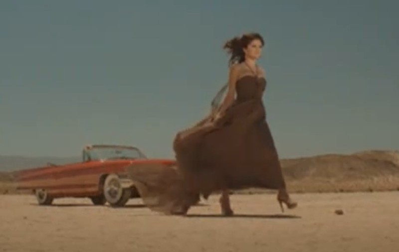 Selena vrea să-şi scoată la licitaţie rochia din “A Year Without Rain” 