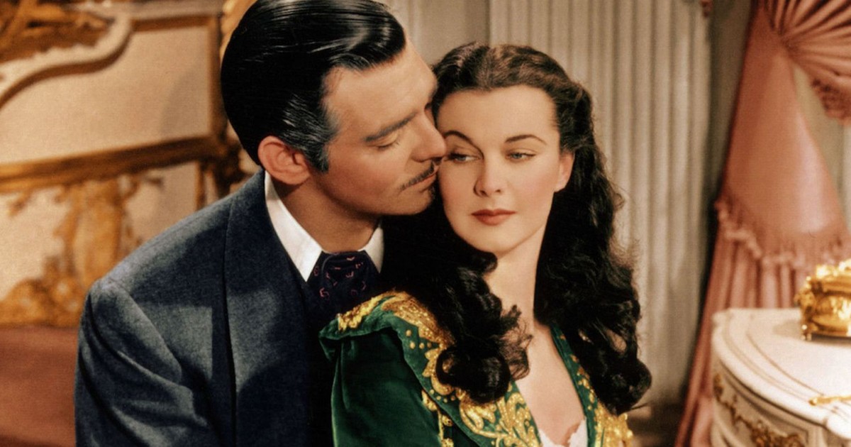 Vivien Leigh și Clarke Gable într-o scenă celebră din filmul pe Aripile vântului.