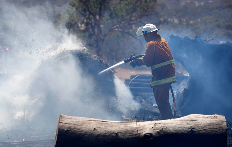 Un bărbat din Australia care s-a adăpostit de incendiu într-un rezervor cu apă a murit. Un altul a fost arestat pentru că s-a dat victimă, deși nu pățise nimic