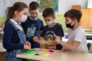 Tehnica împletirii brăţărilor nu e tocmai uşoară
