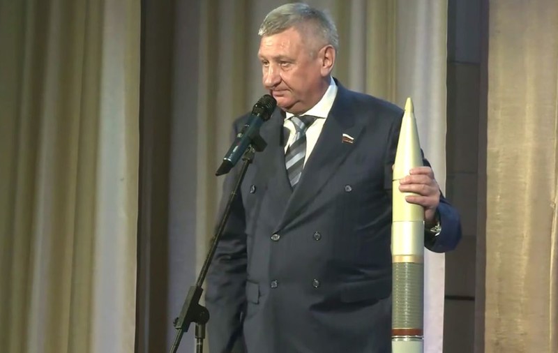 Un senator rus a urcat pe o scenă cu o rachetă și le-a făcut-o cadou localnicilor. „Doresc să vă atingeți mereu țintele”