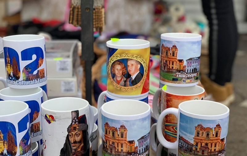 Căni cu figurile Ceaușeștilor au fost vândute lângă Piața Victoriei din Timișoara!