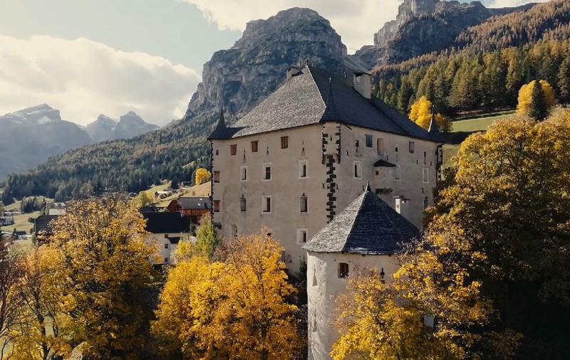 Un castel vechi de aproape 500 de ani e de vânzare. Are peste 2.000 de metri pătrați, 12 dormitoare, 8 băi și se află în Munții Dolomiți