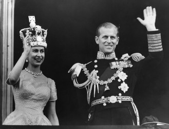 Regina Elisabeta a II-a și prințul Filip, duce de Edinburgh, la încoronarea reginei la Palatul Buckingham din Londra. Foto: Hepta