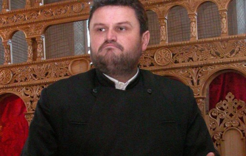 Gică Popescu a apelat la un duhovnic, care face parte din CEx al FRF. ^Preotul Alexa Krenek l-a vizitat, la Jilava, pe fostul candidat la şefia Federaţiei, în ziua meciului cu Finlanda / EXCLUSIV
