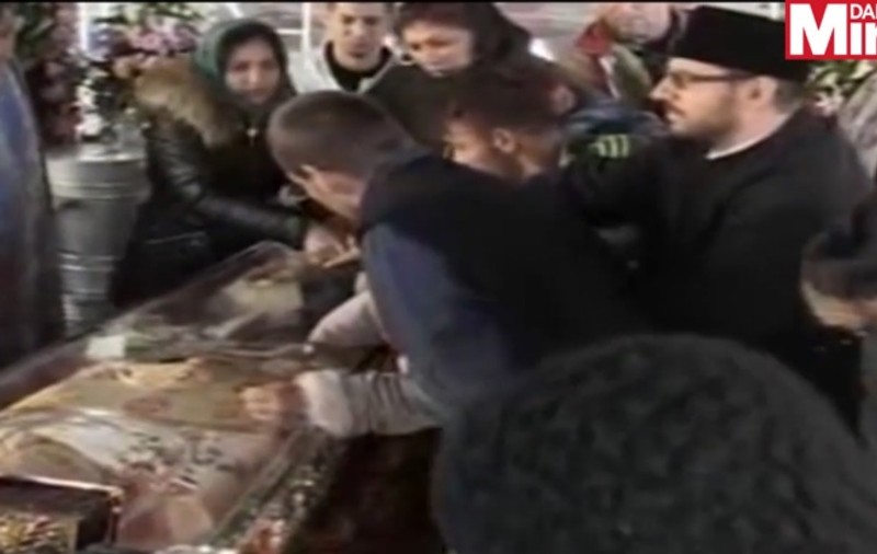 Daily Mirror: O femeie posedată a fost EXORCIZATĂ la moaștele Sfintei Parascheva