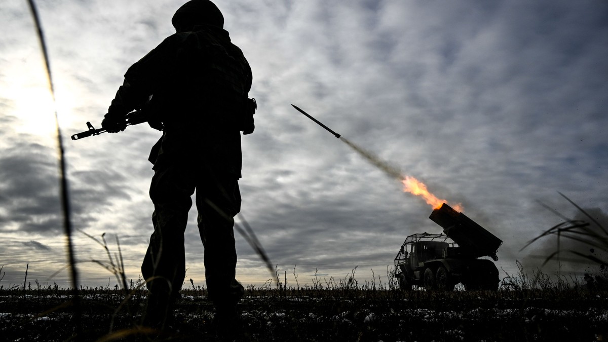 Imagine cu un soldat rus și cu un lansator de rachete multiple BM-21 Grad. Fotografia a fost surprinsă în regiunea rusă Belgorod.