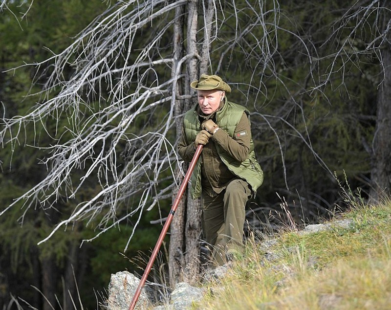 Putin s-a relaxat în taiga, înainte de ziua sa de naștere. A cules ciuperci și fructe de pădure și a mâncat la un foc de tabără
