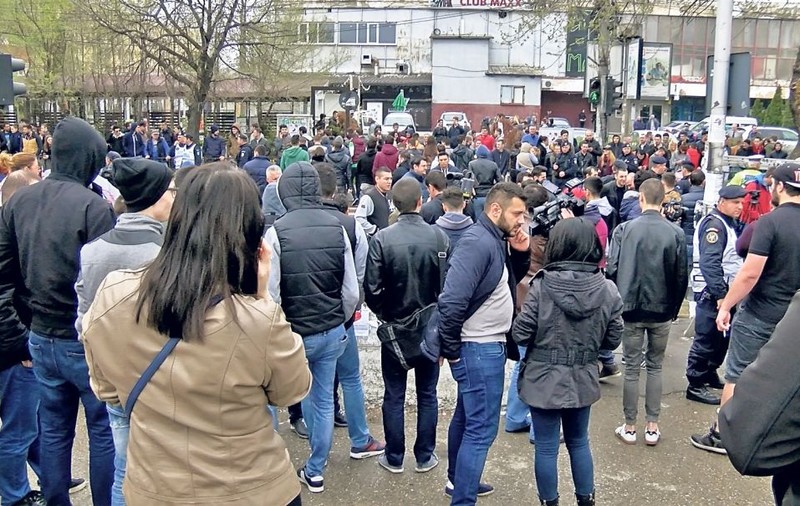 Protest pe trecerea de pietoni! Studenţii din campusul universitar Regie şi-au spus nemulţumirea într-un mod inedit, la o ţigară, faţă de Legea antifumat