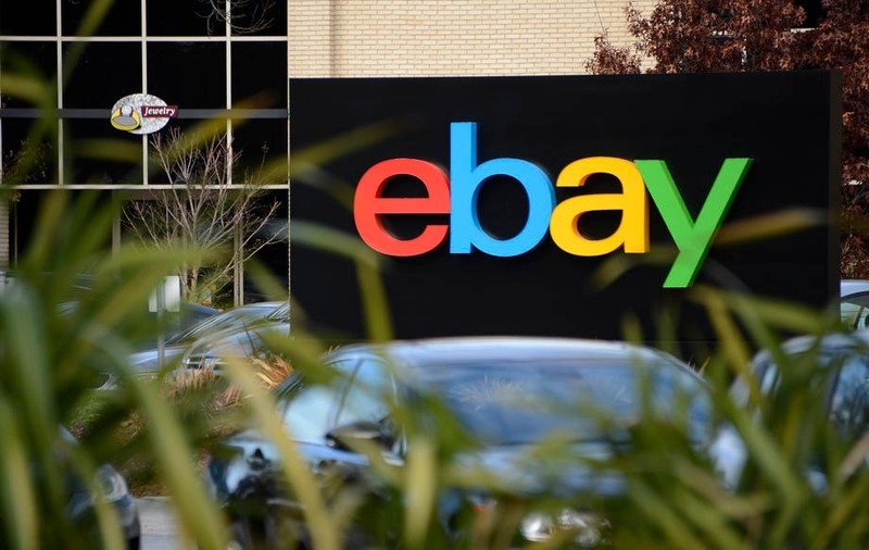 Șase angajați Ebay, cercetați după ce au intimidat un blogger critic cu firma. I-au trimis gândaci vii, un cap de porc și o coroană funerară